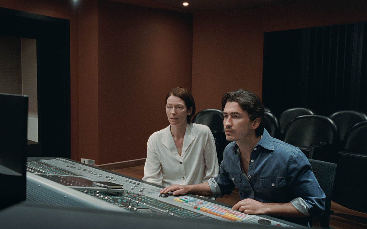 Tilda Swinton as Jessica and Juan Pablo Urrego as Hernán in <em>Memoria</em> (®Kick the Machine Films, Burning, Anna Sanders Films, Match Factory Productions, ZDF-Arte and Piano, 2021)
