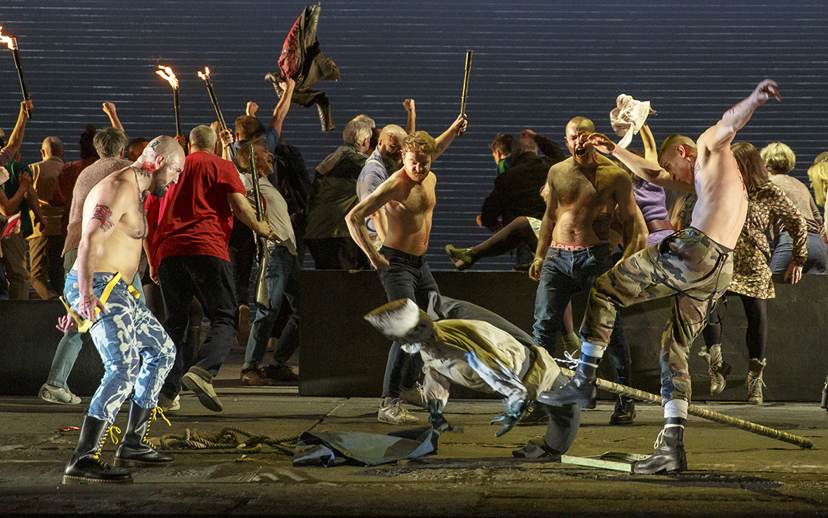 Townspeople and fisherfolk of the Borough in The Royal Opera's <em>Peter Grimes</em> (photograph by Yasuko Kageyama)
