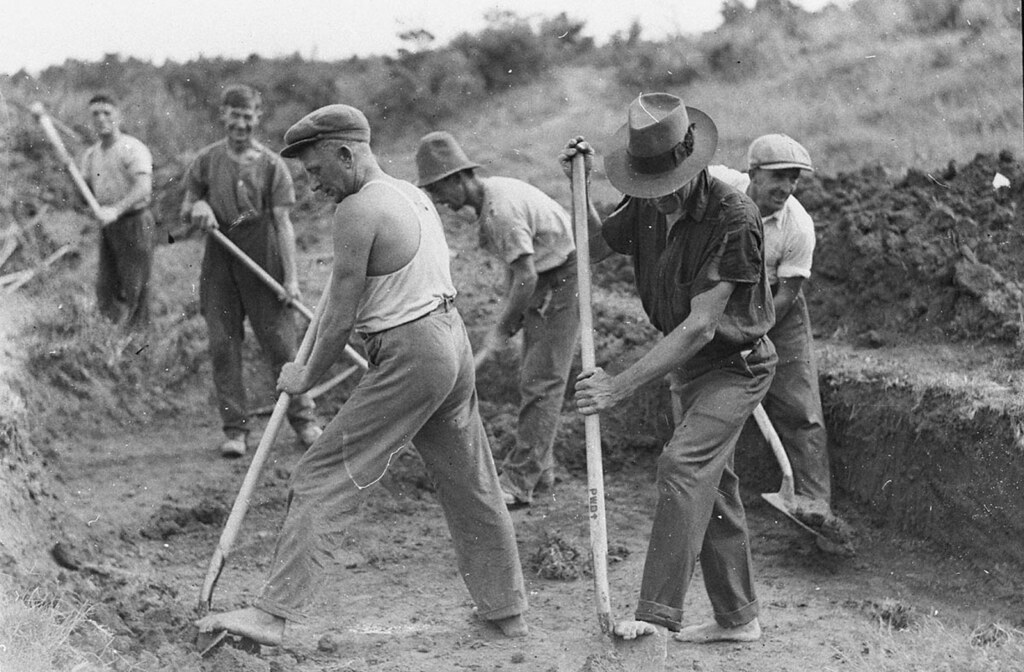 Gangs of men on relief work during the depression, 1930s (Sam Hood/State Library of New South Wales)