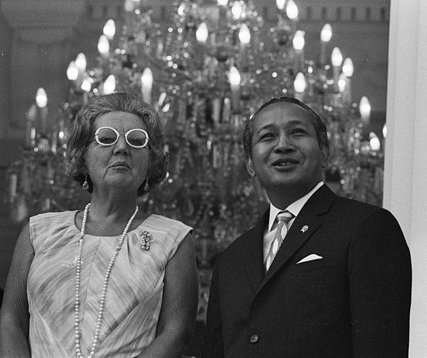 Queen Juliana and President Suharto, 1971 (photograph by Joost Evers Nationaal Archief via Wikimedia Commons)