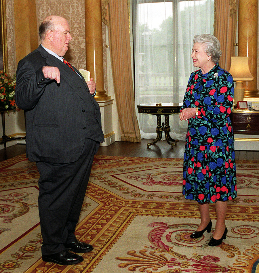 Les Murray and Queen Elizabeth II (PA Images/Alamy)
