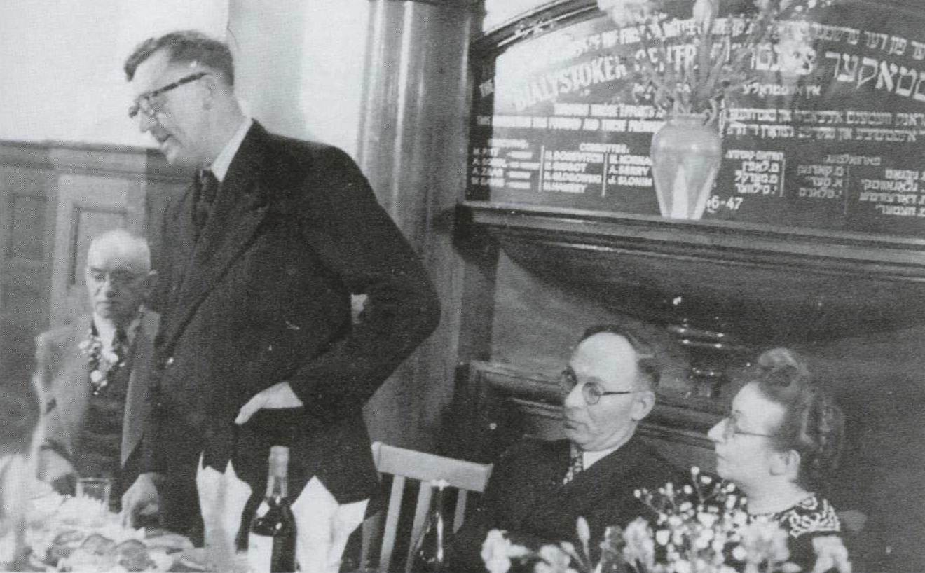 Former Labor Party leader Arthur Calwell speaking at the fiftieth anniversary celebration of the Bund at the Bailystoker Centre, October, 1947