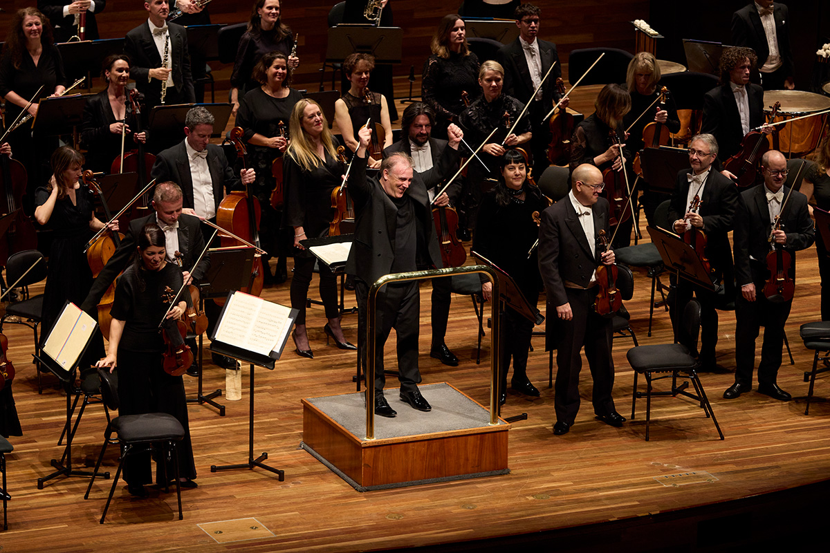 Jaime Martín and the Melbourne Symphony Orchestra (photograph by Laura Manariti)