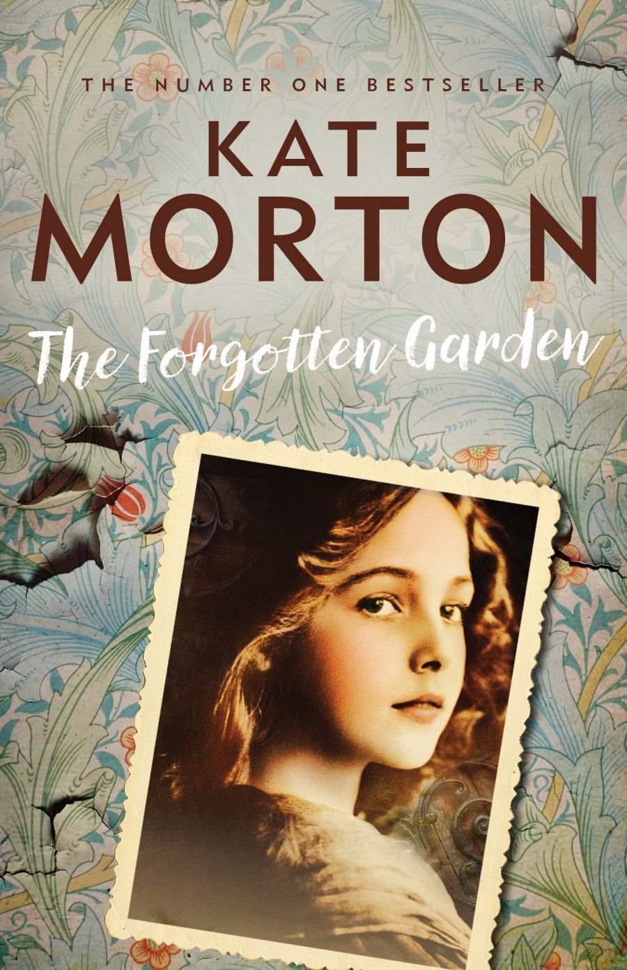 Lisa Bennett reviews The Forgotten Garden by Kate Morton